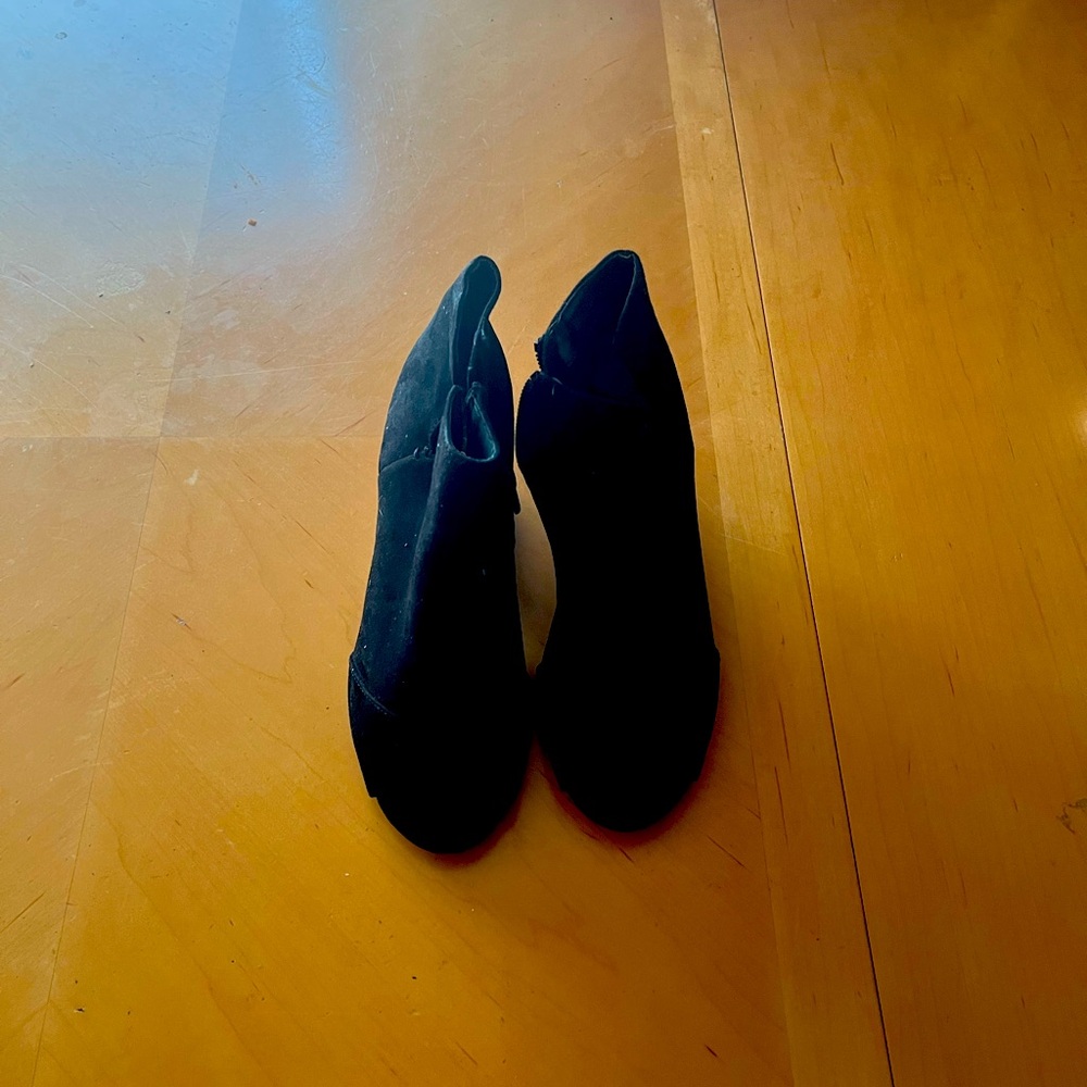 Black heel shoes